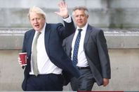 بعد تعافيه من كورونا.. جونسون يلوّح لمواطنيه في شوارع لندن