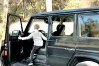 طفل عمره 5 سنوات يقود سيارة دفع رباعي