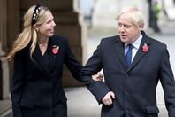 رئيس الوزراء البريطاني بوريس جونسون و كاري سيموندر