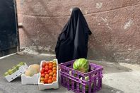 "أم زياد" بائعة الخضار