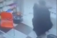 امرأة تهاجم