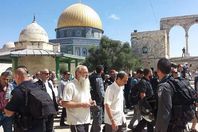 عشرات المستوطنين يقتحمون باحات الأقصى