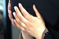 بالفيديو: ضبط سيدة تضع «سحرًا» بداخل الحرم المكي