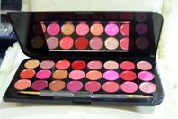 "يوم بلا مكياج" أعلى ترند على تويتر