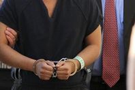 سقوط ضابط شرطة أتناء تقاضيه رشوة 450 ألف جنيه بالدقي