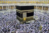 أمير مكة يتشرف بغسل الكعبة المشرفة