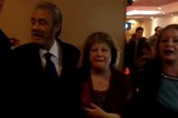 شاهد.. سمية الألفي تحتضن فاروق الفيشاوي