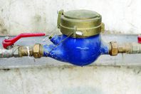 فلاح يتسلم فاتورة مياه  بقيمة "2235 جنيهًا"