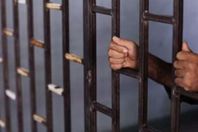 حبس ضابط وأمين شرطة وخفير