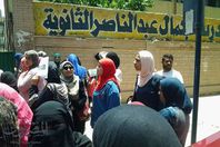 طلاب أمام مدرسة جمال عبد الناصر