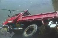 عناد سائق يؤدي لسقوط سيارته بالأقصر