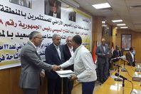 جانب من تسليم العقود