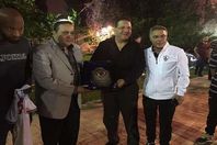 بعثة الزمالك تهدي السفير المصري بالجزائر درع النادي

