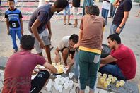 شباب القصير في إفطار جماعي