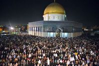 الفلسطينيون يحيون ليلة القدر بالمسجد الأقصى