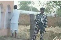 وزير الزراعة الهندى يتبول فى الشارع