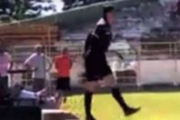 حكم برازيلي يشهر السلاح في وجه لاعب