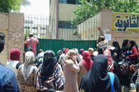 تسلق الاهالي لسور مدرسة جمال عبد الناصر بالدقي