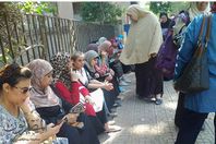 اهالى في انتظار ابنائهم