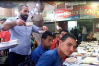 شاهد بالصور.. المطرب أحمد سعد في مائدة رحمن بمدينة نصر