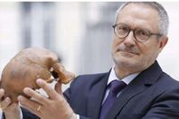 الباحث يحمل بقايا عظمية