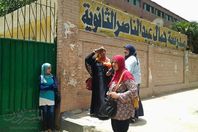 هروب أولياء الأمور من اشعة الشمس