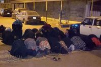 سيدات طنطا يفترشن يصلين في الشارع بعد قطع الطريق