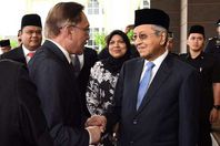 أنور إبراهيم في لقاء مهاتير بعد الخروج من السجن