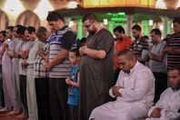 بالصور.. صلاة التراويح في مسجد عمرو بن العاص