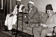 مصطفي إسماعيل بجوار الشيخ الفشني مع الملك فاروق