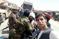 طالبان والحكومة في مسيرات سلام