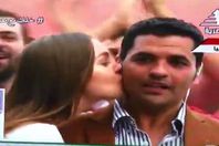 مشجعة تقبل مراسل التليفزيون المصري على الهواء