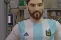 تمثال من الشيكولاته لميسي
