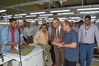 محافظ المنيا داخل المنطقة الصناعية