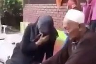 اب يطعم ابنائه