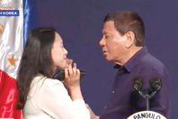 رئيس الفلبين يقبل امرأة من شفتيها