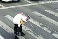 شرطي يحمل مسن