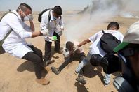 لحظة إصابة شاب بقنبلة غاز اخترقت وجهه خلال المظاهرات على السياج الفاصل شرق غزة .