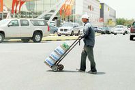 عامل فى الكويت