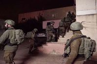 إسرائيل تشن حملة اعتقالات واسعة ضد الفلسطينيين بالضفة الغربية