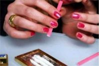 إناث تتعاطى المخدرات