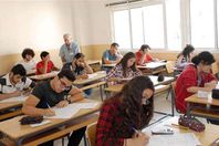 طلاب يؤدون اختبار