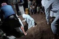 تفاصيل مروعة يرويها حفّار القبور عن دفن جثث كورونا