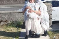 لحظة مؤثرة بين أب وأطفاله الذين لم يرهم منذ 3 شهور