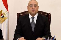 وزير الإسكان يقرر عزل نفسه بعد مخالطته مصاب بكوورنا