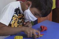 طفل سوري كفيف من ضحايا الحرب يستعيد بصره