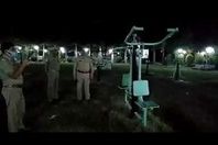 شبح يتدرب داخل جمانزيوم في الهواء الطلق