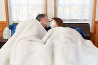 ارتداء الكمامة أثناء العلاقة الحميمة