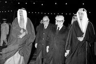 صورة نادرة للملك سلمان قبل استشهاد الملك فيصل بـ 22يوما