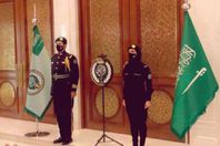 أمير سعودي ينشر صورة لشرطية سعودية.. ماذا حدث